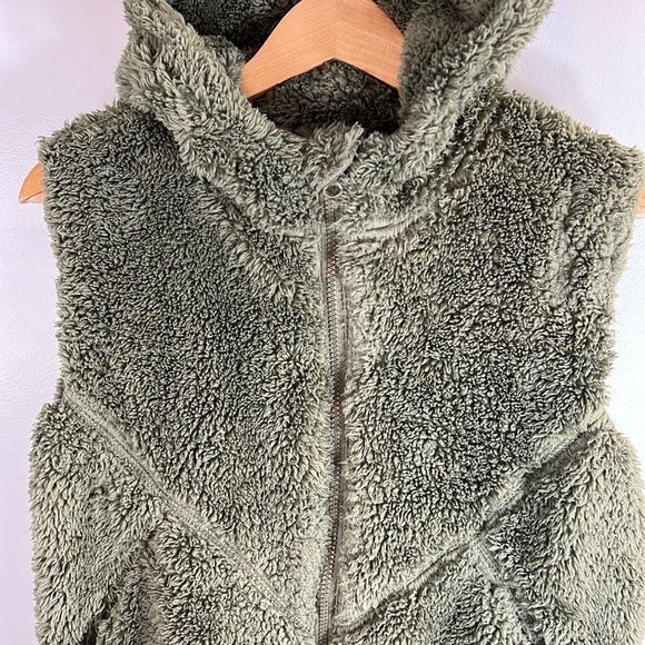 ZYIA | Cozy Sherpa Vest with Hood and Pockets - Picture 6 of 9